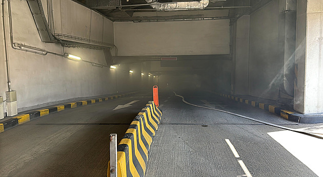 V garážích obchodního centra hořelo auto. Hasiči odvětrávají prostory