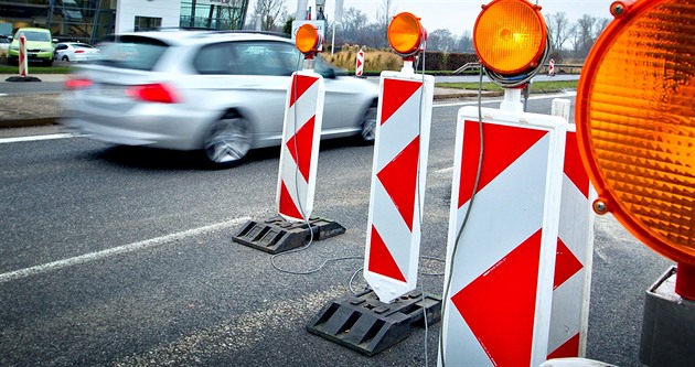Komplikace mezi Toužimí a Plzní. Silničáři opravují popraskaný tah na Vary