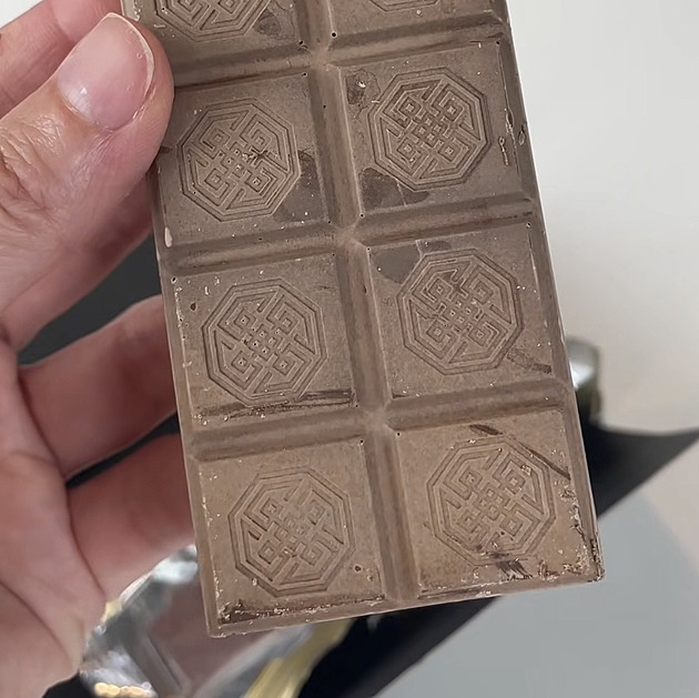 Bílý povlak na čokoládě děsí. Vyhazovat ji ale rozhodně nemusíte