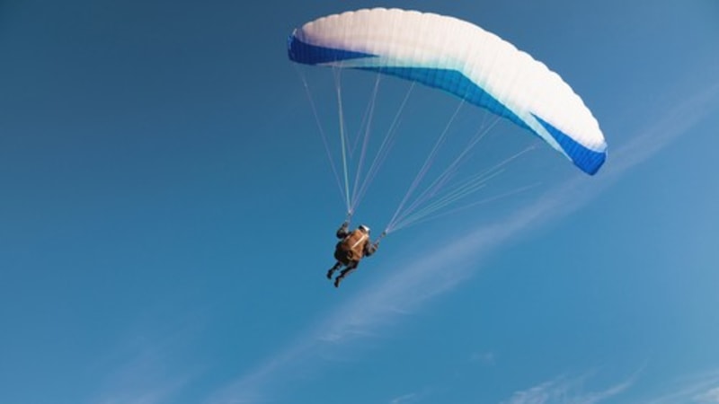 Pavel se svým týmem pomohl paraglidistovi po nárazu do skály. Nehodu ukazuje video