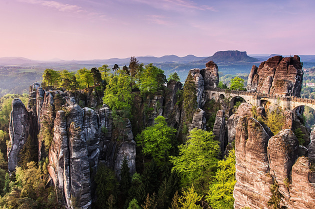 Kamenný most nad propastí. Bastei patří k nejkrásnějším vyhlídkám Německa