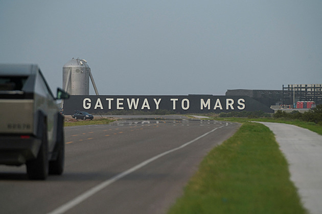 Tesly, turisté i rakety, které boří místním domy. Jak se žije v Muskově městě