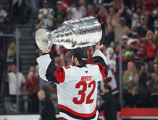 Vytáhli si ho z auta, teď je dovedl k titulu v NHL. Jsem v šoku, hlásil neznámý hrdina