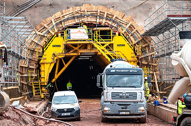 Z tunelu Opevnění na stavbě D11 zbývá vyrubat čtvrtinu, v létě začne ražba dalšího