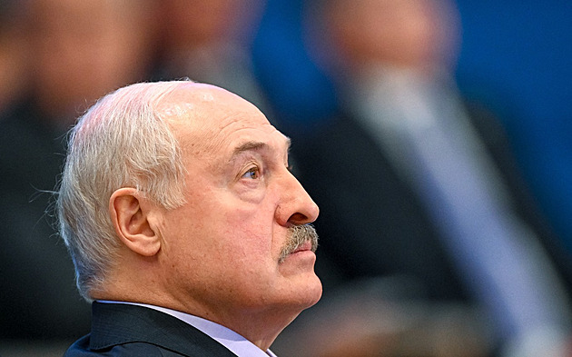 Lukašenko se omluvil Zelenskému. Ukrajinci nás mají jako na dlani, uznává
