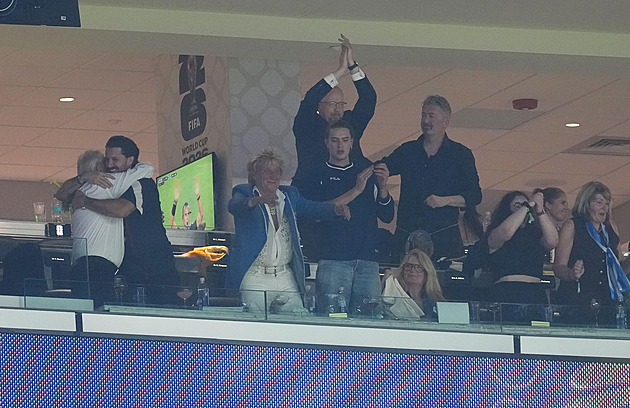 Rod Stewart pod palbou kritiky. Pro nemoc zrušil koncert, pak řádil na MS ve fotbale