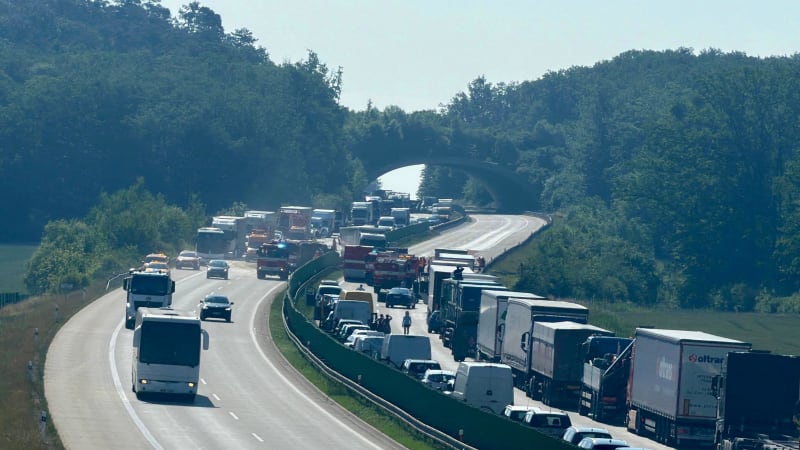 Nehoda na D11: Srazily se tam dva náklaďáky, provoz byl obousměrně uzavřen