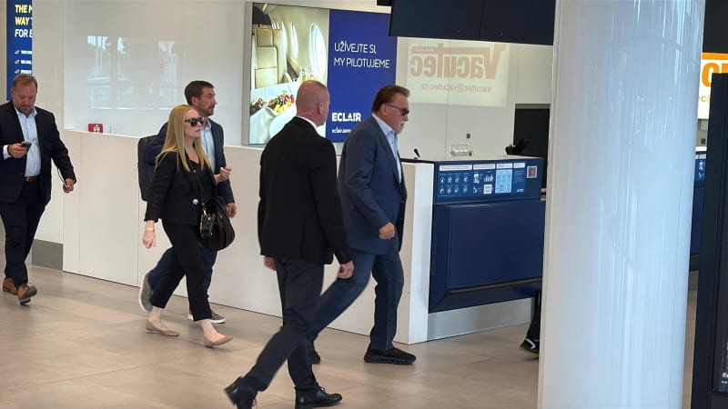 Schwarzenegger přiletěl do Prahy a usmál se do kamery. V Paláci Žofín předá životní zkušenosti