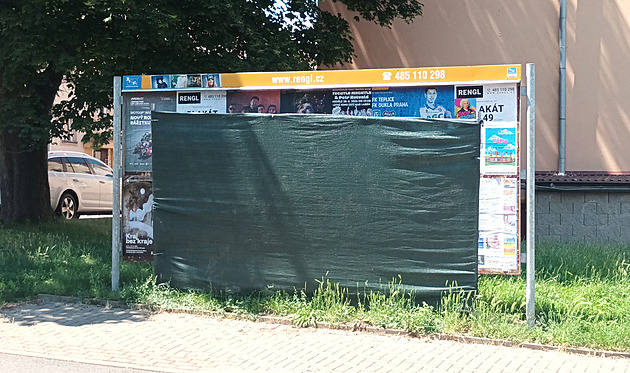 Firma odmítá odstranit z ulic reklamní tabule, město všechny zakrylo plachtami