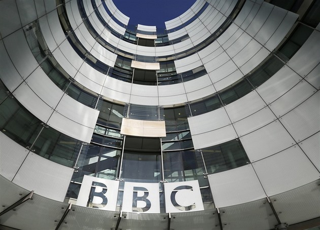 Britové přitvrdili boj proti dezinformacím: BBC má mít prioritu na YouTube a TikToku