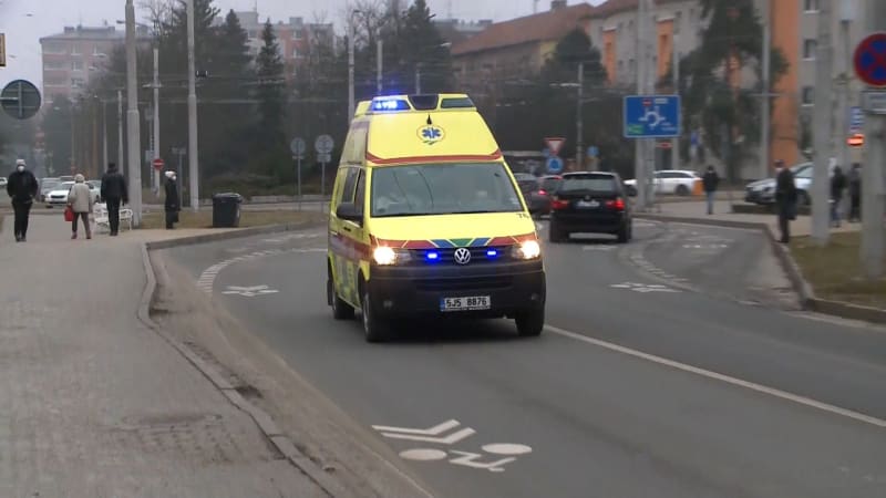 Hrůza na Berounsku: Muže přimáčkla k plotu samovolně rozjetá dodávka, zraněním podlehl
