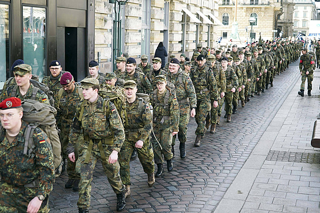 Německo zvažuje úplný návrat povinné vojny. Chybějí mu desítky tisíc vojáků