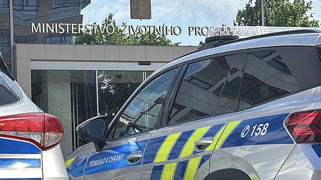 Policie prověřuje bombovou výhrůžku stovkám úřadů, budov i obchodů v Česku