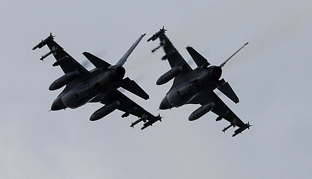 Ukrajina přišla o letoun F-16, pilot se katapultoval. Příčinu havárie zjišťují