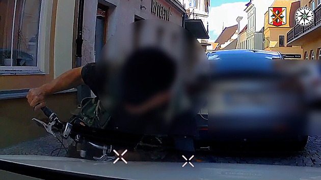 VIDEO: Šněroval silnici, pak spadl na auto. Cyklista přiznal čtyři dvanáctky