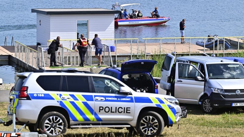 Tragický konec pátrání na jezeře Most. Policisté našli tělo jednoho ze zmizelých mužů