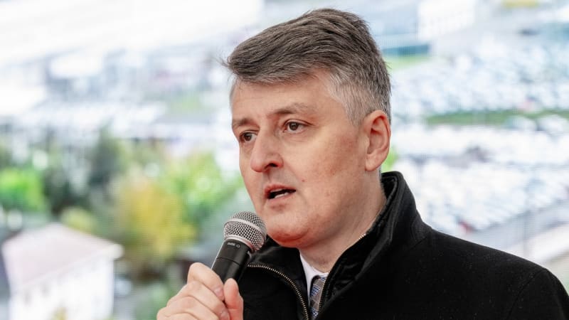 Exšéfa železnic, u kterého se našlo 80 milionů, obvinila policie. Zajímá se i o další lidi