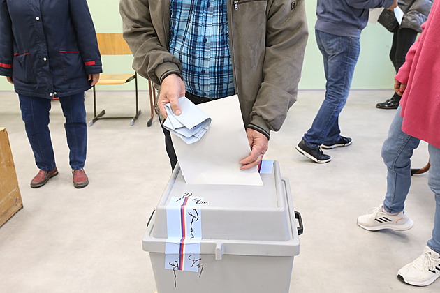 Politická „krádež“. Partajím z Chomutova vzali názvy, jedna „putovala“ do Kralup