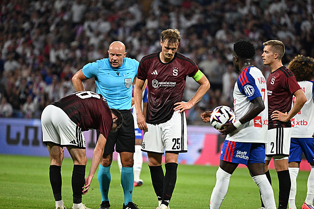 Červená nás položila, smutní Sparta. Sudí neměl na výběr, říká expert o Ševínském