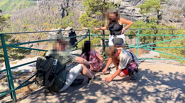 Dítě v národním parku rylo do pískovce, rodiče se dívali. Správa ukázala video od turisty