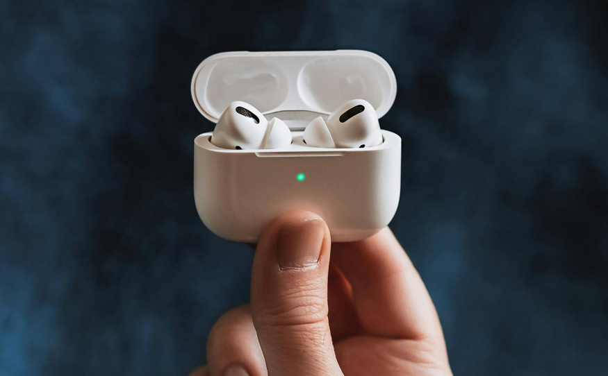 Potvrzeno: AirPods dostanou oči, nová sluchátka s umělou inteligencí a kamerami dorazí už za pár týdnů