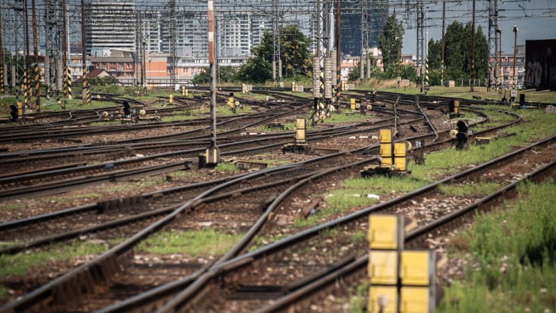 Vlaky u Prahy stojí kvůli závadě. Dálkové musí odklonem