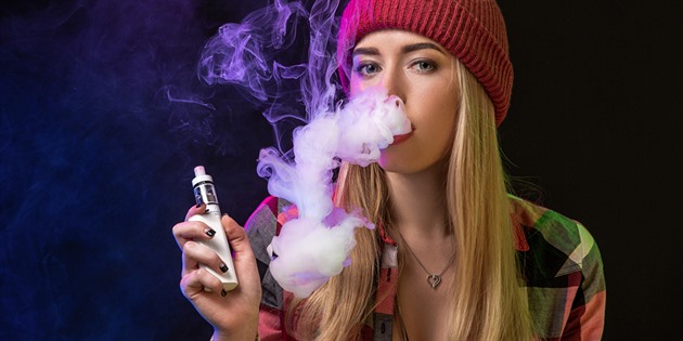 Riziko pro děti a dospívající. Britové chtějí zpřísnit pravidla pro e-cigarety