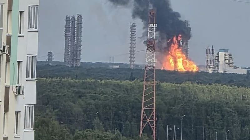 Další tvrdý úder Ukrajiny: Zasáhla sklad ruského obchodu Ozon. Dým stoupal desítky metrů