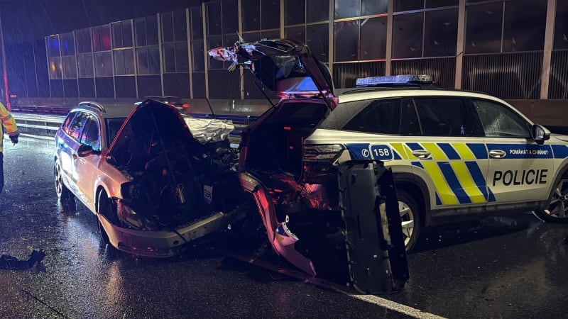 Řidič v Praze naboural policisty, byl opilý. Řešili jinou nehodu, skončili v nemocnici