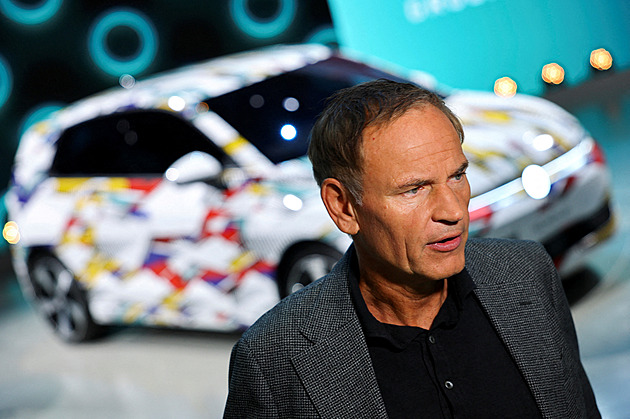 Na shromáždění zaměstnanců VW se sešlo přes 10 000 lidí, na šéfa bučeli